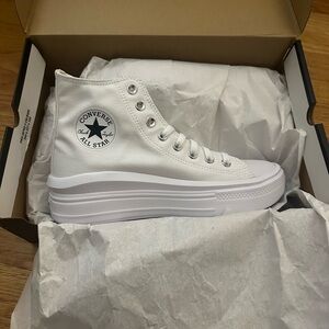 BRAND NEW WHITE PLATFORM CONVERSE SIZE 9